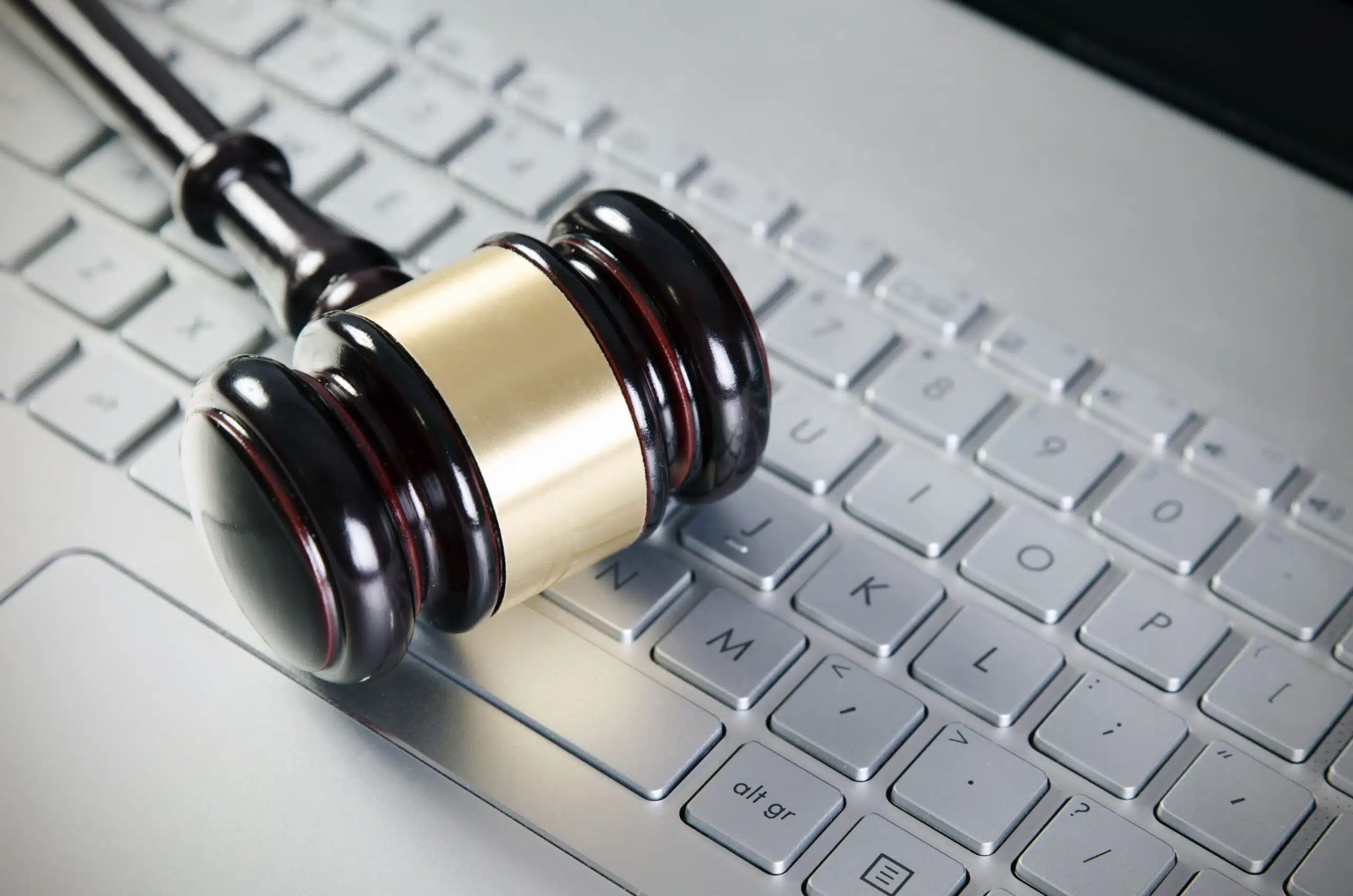 Marteau juge sur clavier ordinateur