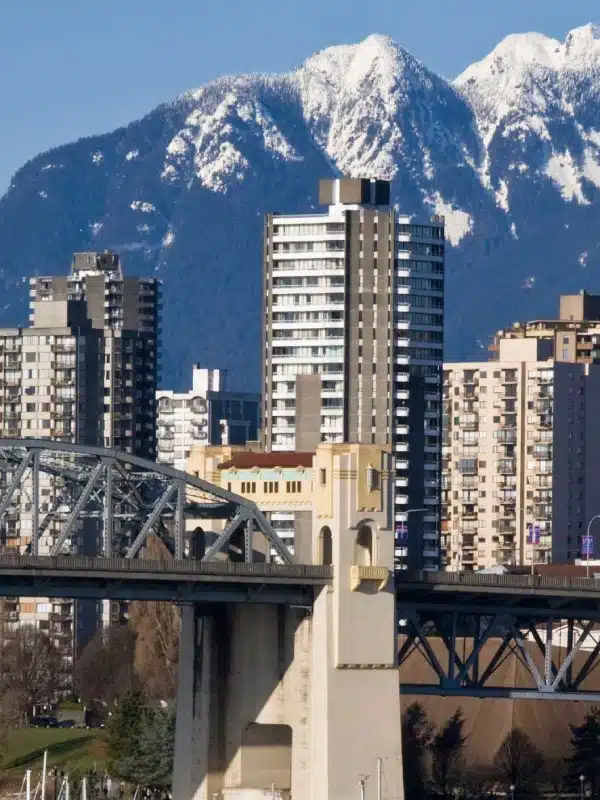 Des immeubles et un pont à Vancouver
